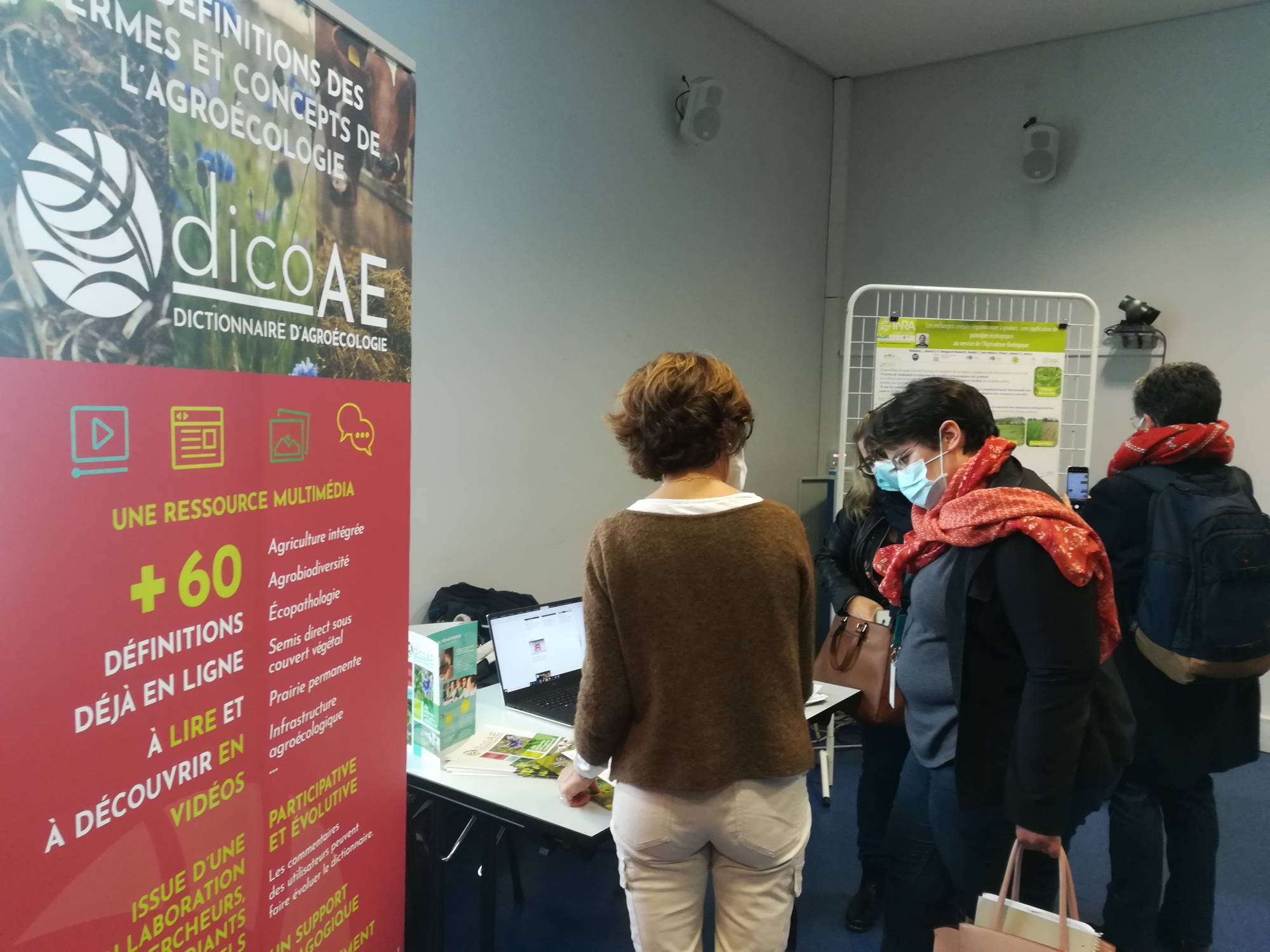 Stand du dicoAE au Barcamp de l'ENSFEA