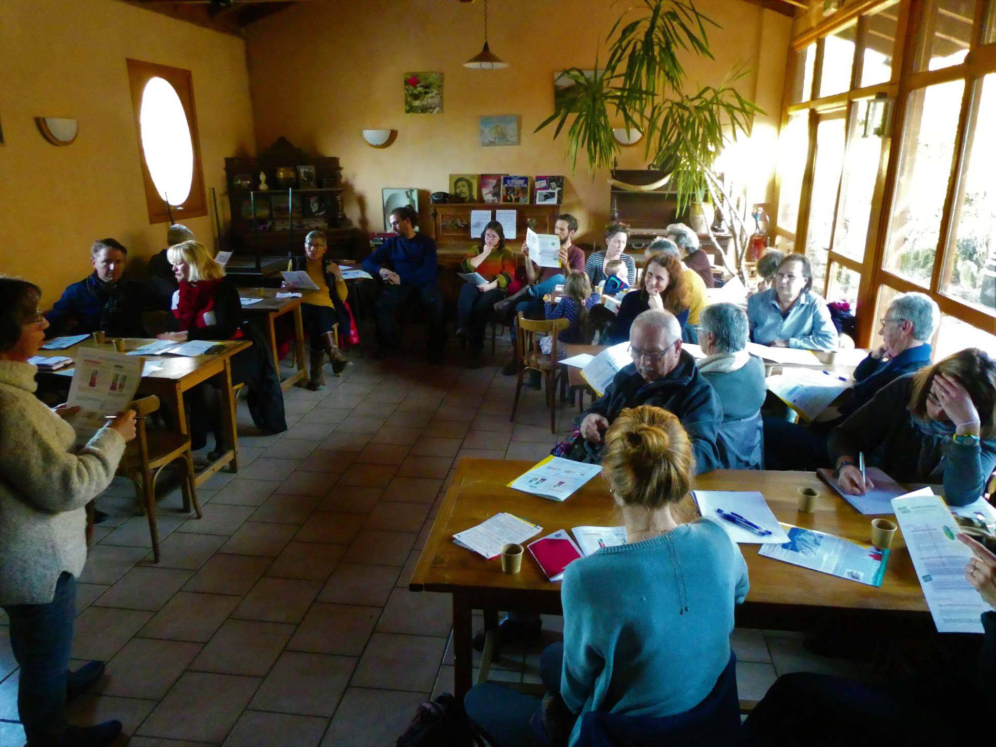 Sylvette Monier-Dilhan en pleine présentation au Café du futur